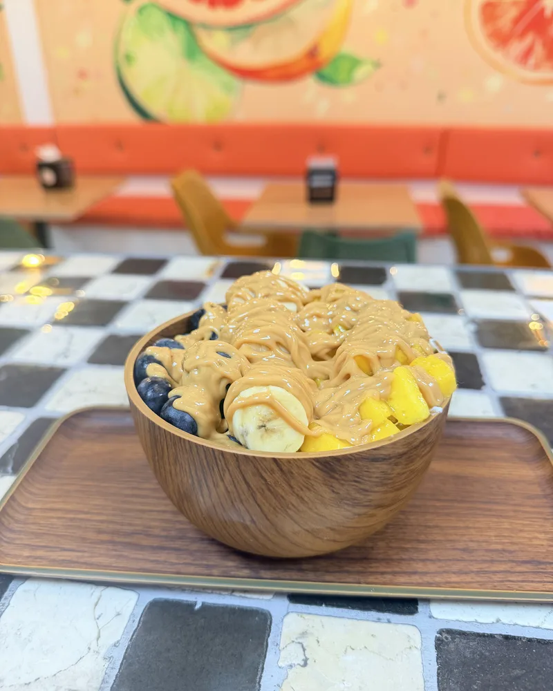 Bowl de açaí con plátano, mango, arándanos y crema de cacahuete en Me Gusta la Fruta