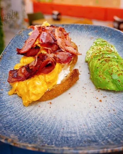 Tosta Americana con tortilla, aguacate y beicon